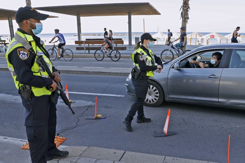 Illustration - Des policiers israéliens à un checkpoint de Tel-Aviv, le 8 janvier 2021.
