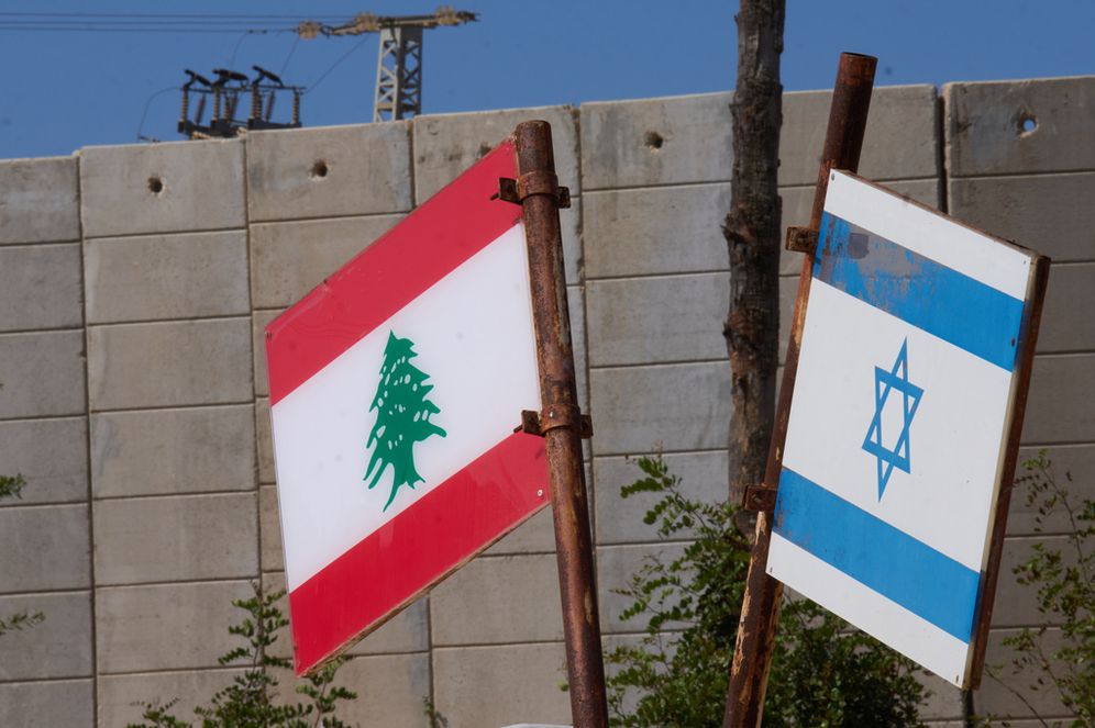 AP Photo/Ariel Schalit رفعت الأعلام الإسرائيلية واللبنانية في موقع تذكاري على الحدود مع لبنان في شمال إسرائيل، يوم السبت 27 يونيو 2026، بعد أن وقعت إسرائيل ولبنان اتفاقية إطارية،