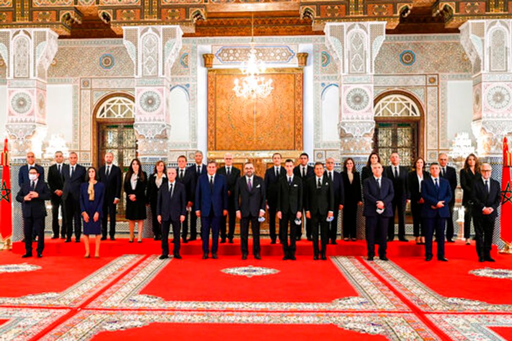 ملك المغرب محمد السادس مع  أعضاء الحكومة المغربية الجديدة برئاسة عزيز أخنوش في القصر الملكي بفاس