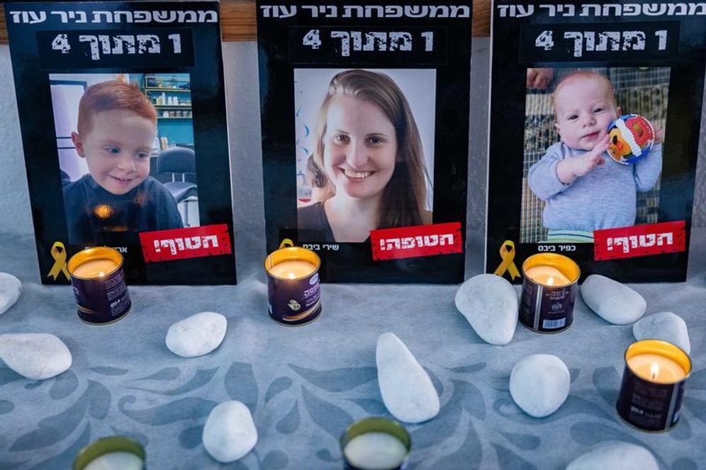 Photos des otages israéliens défunts Shiri, Ariel et Kfir Bibas au Kibboutz Nir Oz, près de la frontière israélo-gazaouie, dans le sud d'Israël, 25 février 2025