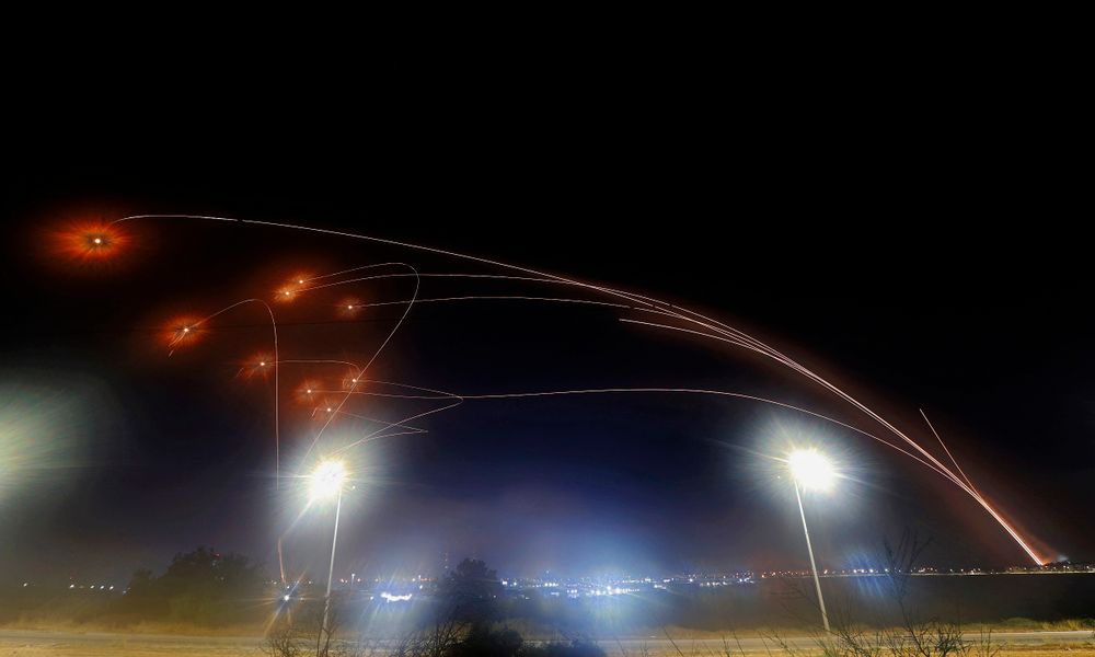 Le système de défense aérienne israélien Iron Dome intercepte les roquettes tirées depuis Gaza, contrôlée par le mouvement islamiste palestinien Hamas, au-dessus de la ville d'Ashkelon, dans le sud d'Israël, le 10 mai 2021