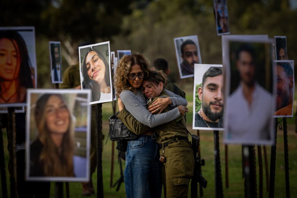 Les photos des participants au festival Nova qui ont été assassinés et enlevés par l'organisation terroriste Hamas le 7 octobre 2023 sont exposées sur le site du massacre du festival de musique Nova, à Re'im