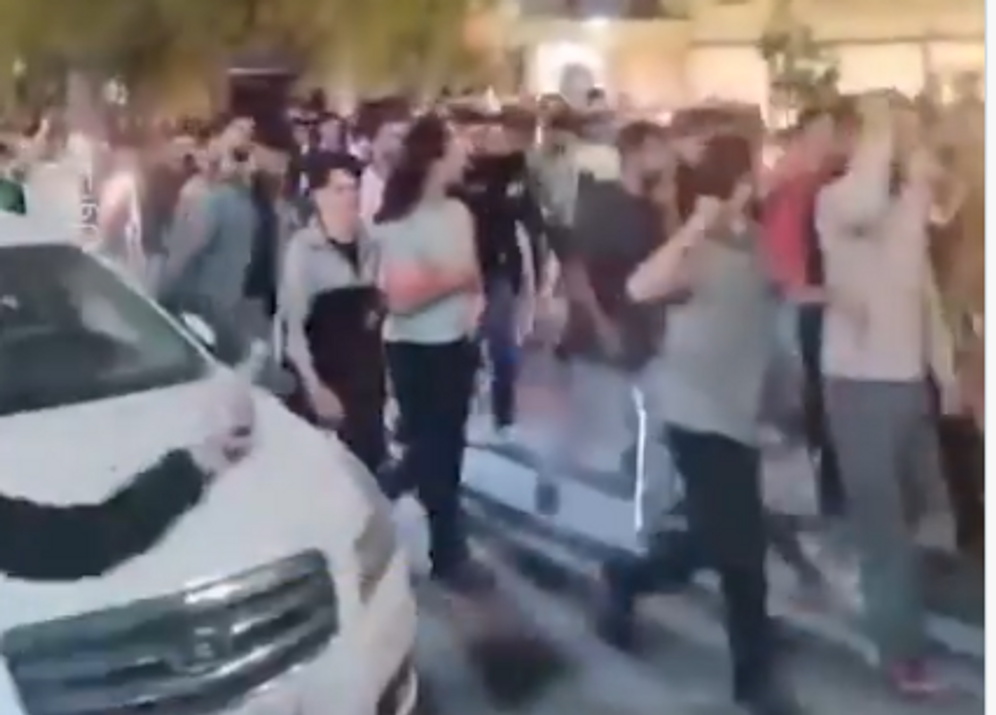 "نتنياهو لا تحتار.. مصيرك مصير بشار":مظاهرات في حلب ضد التوغلات الإسرائيلية 
