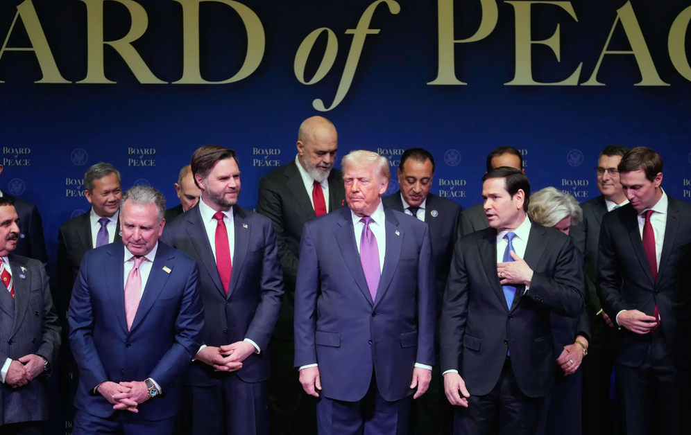 AP / Mark Schiefelbein Le président Donald Trump, au centre, entouré du vice-président JD Vance à sa gauche et du secrétaire d’État Marco Rubio à sa droite, arrive à une réunion du Conseil de la paix à l’Institut américain pour la paix, jeudi 19 février 2026, à Washington.