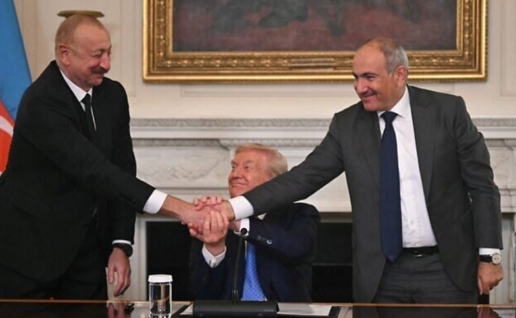 Le président américain Donald Trump (au centre), le président azerbaïdjanais Ilham Aliyev (à gauche) et le Premier ministre arménien Nikol Pashinyan se serrent la main après avoir signé un accord à la Maison Blanche à Washington, DC, le 8 août 2025 