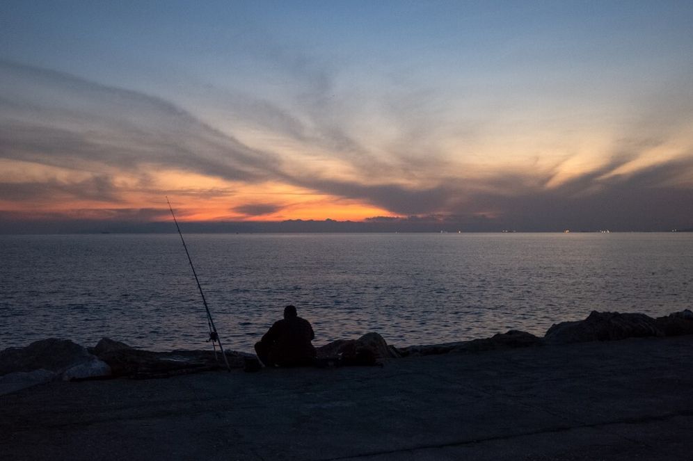 شاطئ يصطاد على شاطئ في البحر المتوسط 