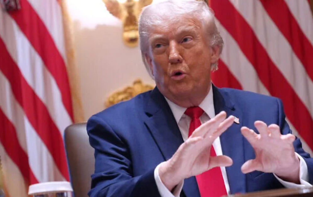 AP / Jacquelyn Martin Le président américain Donald Trump s’exprime lors d’une réunion du cabinet à la Maison Blanche, à Washington, le 27 mai 2026.
