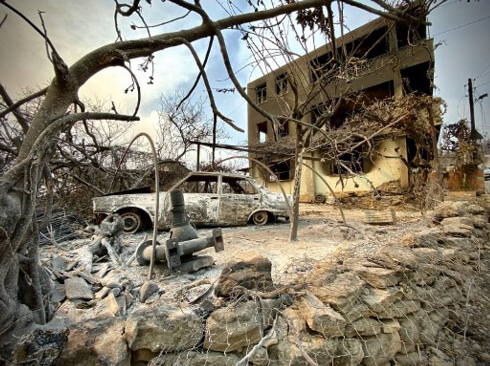 Une maison et une voiture brûlées dans la ville de Manavgat en Turquie alors que des incendies ravagent la côte sud du pays