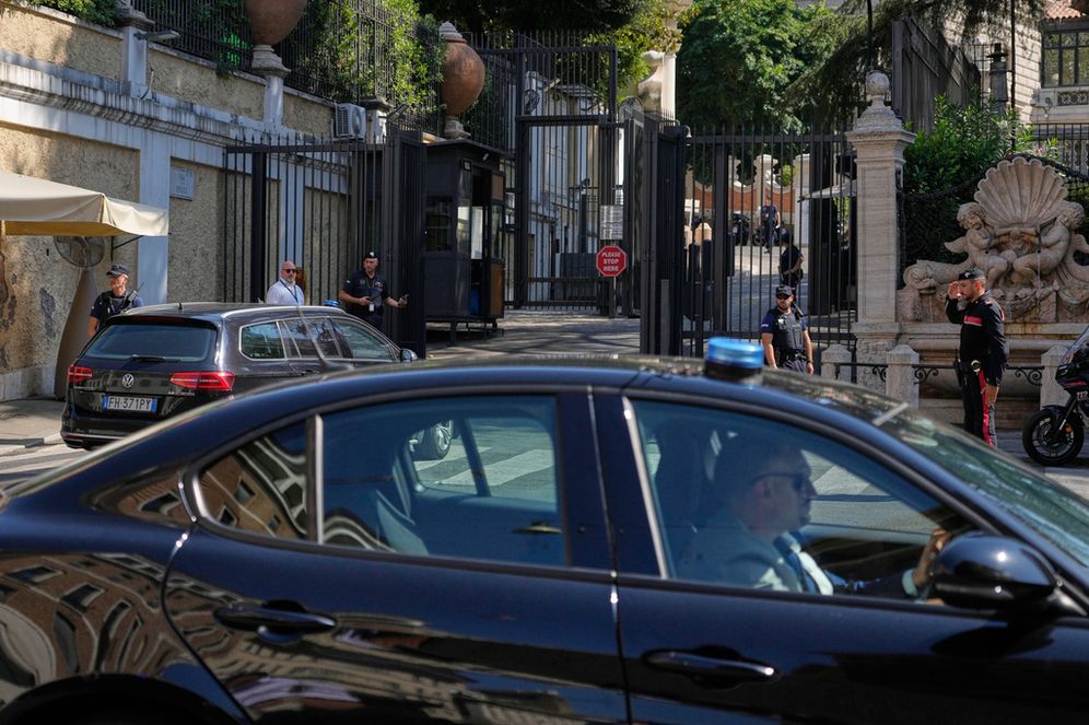 AP Photo/Gregorio Borgia وصل موكب سيارات إلى سفارة الولايات المتحدة في روما بإيطاليا، حيث من المتوقع أن تجري محادثات على مستوى السفراء بين إسرائيل ولبنان، يوم الثلاثاء 4 أغسطس 2026.