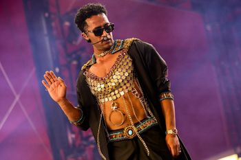  محمد رمضان يُحيي حفلًا غنائيًا في خيمة جوبي خلال مهرجان وادي كوتشيلا للموسيقى والفنون لعام 2025 في نادي إمباير بولو في إنديو، كاليفورنيا.