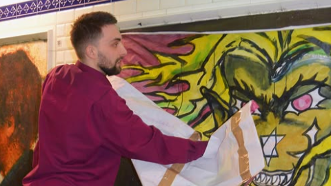 Polémique dans le métro parisien : un street artiste accusé d’antisémitisme après un affichage sauvage