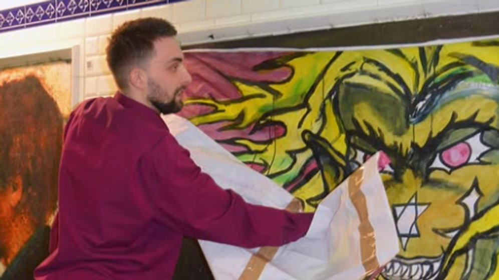 Des affiches du street artiste GoGrazy99 collées illégalement dans les couloirs du métro parisien