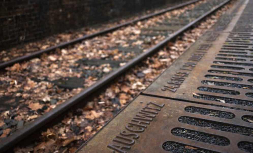 Le nom du camp d'extermination nazi d'Auschwitz photographié à « Gleis 17 », voie 17, lieu de mémoire du transport ferroviaire de Berlin au camp, lors de la Journée internationale de commémoration de l'Holocauste à Berlin, le 27 janvier 2024