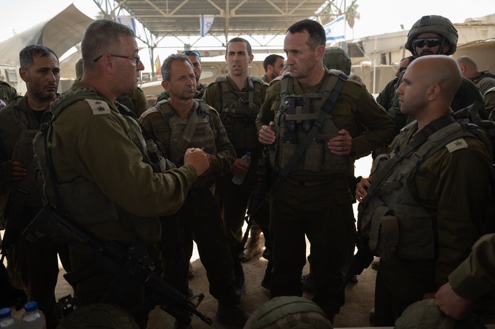 O chefe do Estado-Maior Herzi Halevi encontra-se com soldados das IDF em Rafah