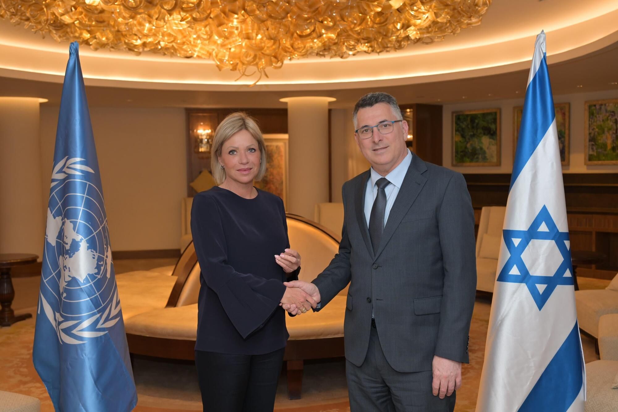 Gideon Saar rencontre l’envoyée de l’ONU pour le Liban et dénonce le Hezbollah