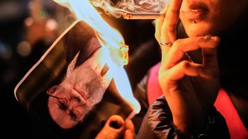 Une manifestante brûle la photo du Guide suprême iranien, Ali Khamenei