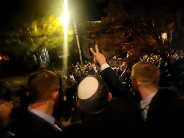 Itamar Ben Gvir faisant le V de la victoire face aux manifestants anti-israéliens opposés à sa venue à l'université de Yale, Etats-Unis 
