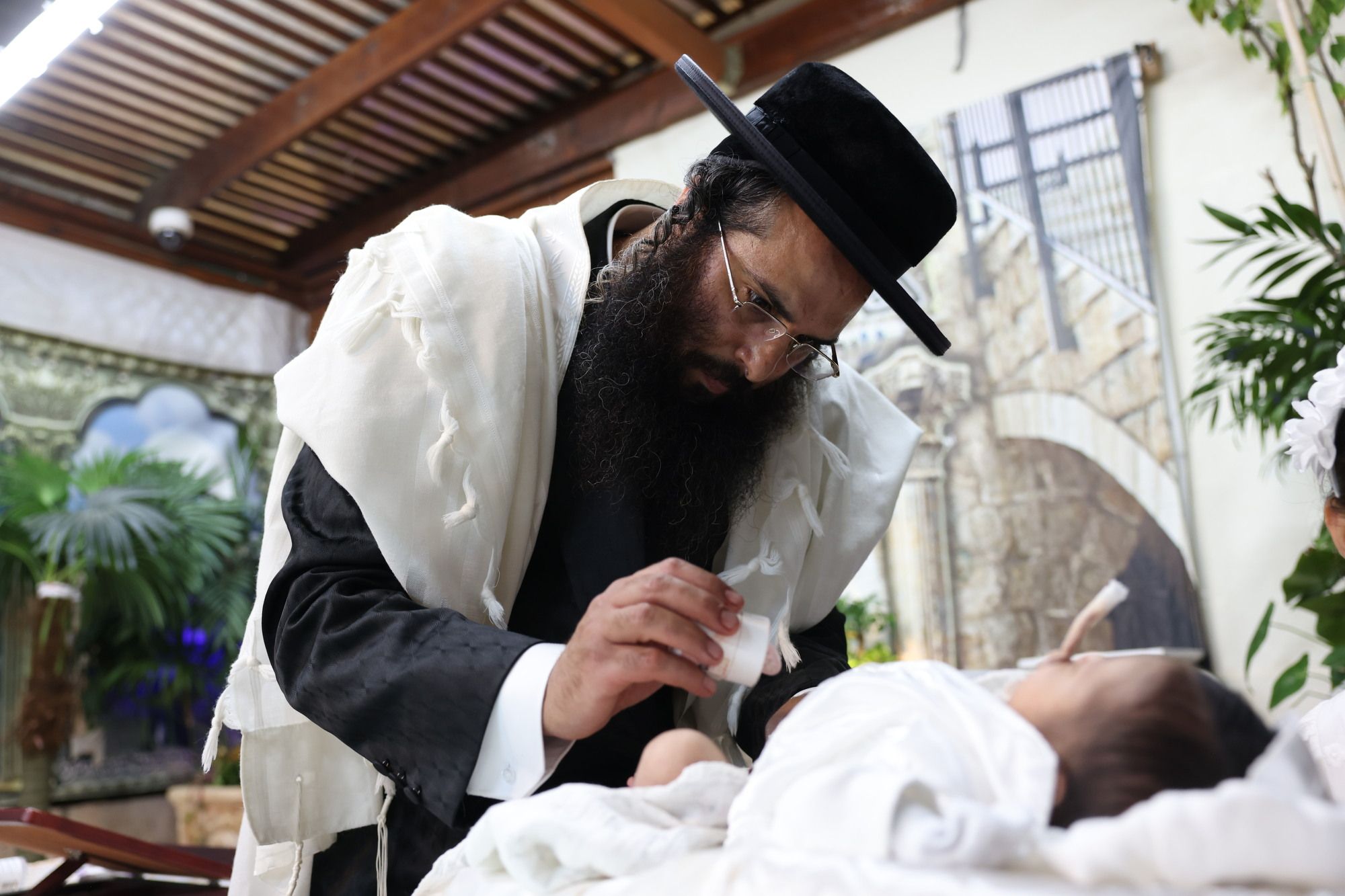 La circoncision pourrait être assimilée à un abus sur mineur dans un projet de directive britannique