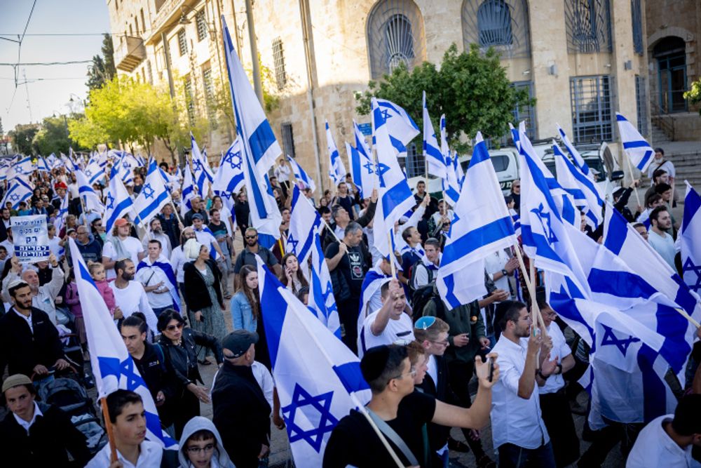 مئات النشطاء اليمينيين يلوحون بالعلم الإسرائيلي يشاركون في مسيرة في البلدة القديمة بالقدس ، 20 أبريل ، 2022.
