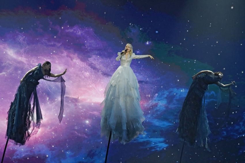 L'Australienne Kate Miller-Heidke interprète la chanson Zero Gravity lors des dernières répétitions à la veille de la finale de la 64e édition du Concours Eurovision de la chanson 2019 à Tel Aviv le 17 mai 2019