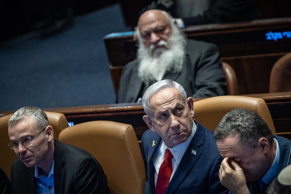 Yonatan Sindel/Flash90 De gauche à droite : le ministre de la Défense Israël Katz, le Premier ministre Benjamin Netanyahou, le ministre de la Justice Yariv Levin. À l'arrière : Yitzhak Goldknopf