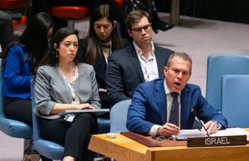 جلعاد إردان، الممثل الدائم لإسرائيل لدى الأمم المتحدة، يخاطب مجلس الأمن التابع للأمم المتحدة في مقر الأمم المتحدة، الاثنين، 25 مارس، 2024،