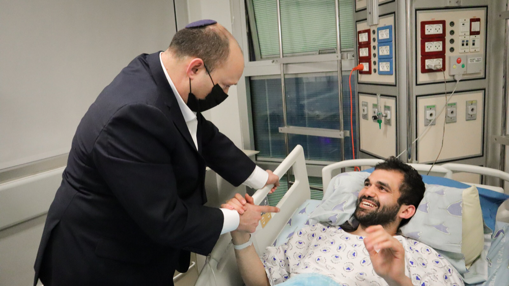 Le Premier ministre israélien Naftali Bennett à l'hôpital Ichilov au chevet d'un blessé dans l'attentat de Tel-Aviv, le 9 avril 2022