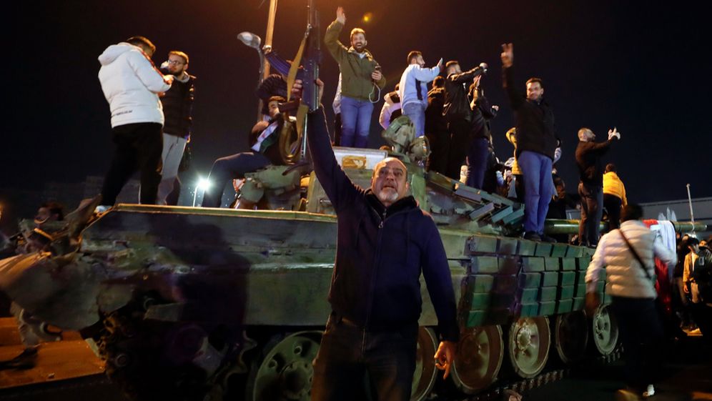 AP Photo/Omar Sanadiki סורים חוגגים את הגעתם של המורדים לדמשק, סוריה