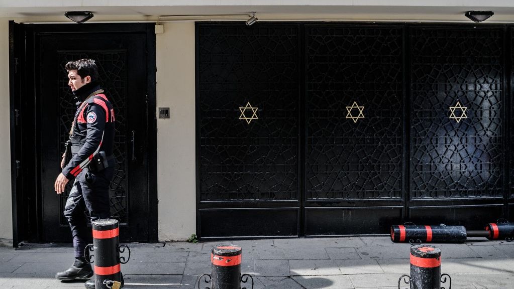Istanbul : des Juifs se rendant à la synagogue pour Hanoucca attaqués par des anti-israéliens