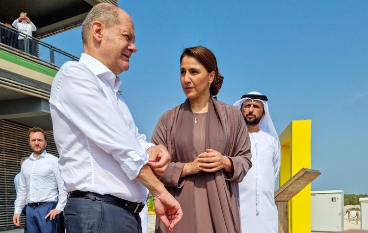 German Chancellor Olaf Scholz (L) and UAE Minister of Climate Change and Environment Mariam Almheiri tour the Jubail Mangrove Park in Abu Dhabi, UAE, on September 25, 2022.
