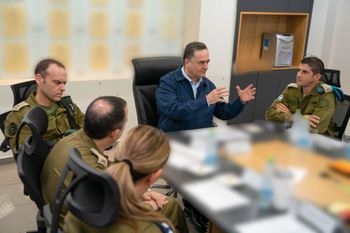 Israel Katz, ministre israélien de la Défense, a effectué mercredi une visite stratégique sur une base du renseignement militaire (AMAN) au centre d'Israël