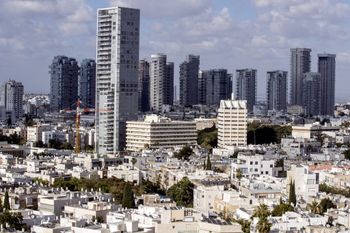 La skyline de Tel Aviv vue du toit de l'hôtel de ville, le 21 juin 2017