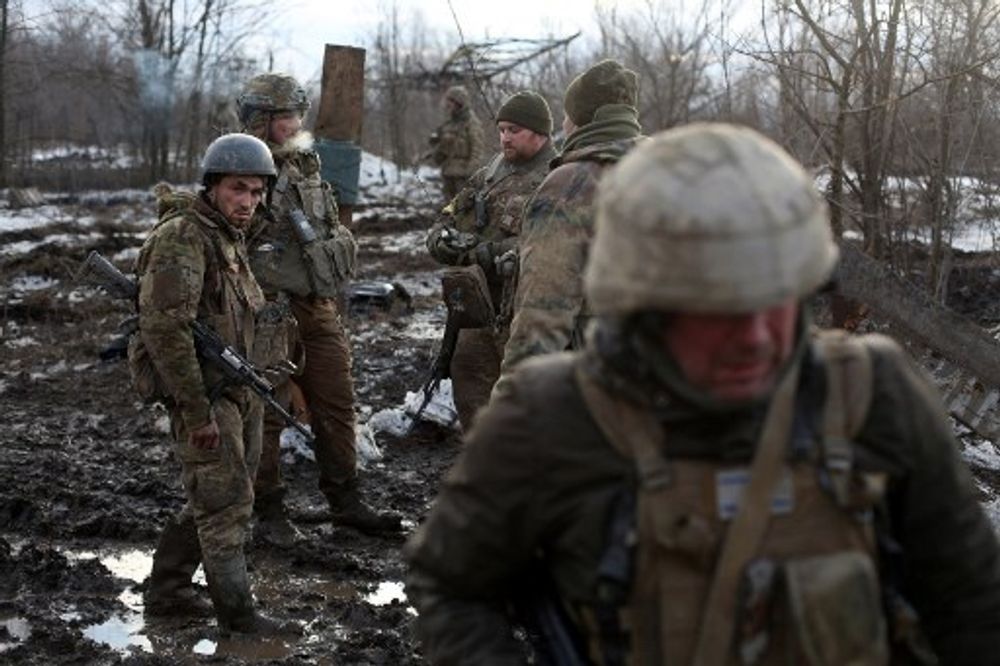 Des soldats de l'armée ukrainienne se rassemblent après un combat avec les forces russes et des séparatistes soutenus par la Russie près du village de Zoloty dans la région de Lougansk le 6 mars 2022