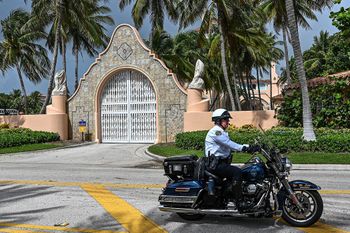 Des agents locaux chargés de l'application des lois devant la maison de l'ancien président Donald Trump à Mar-A-Lago à Palm Beach, en Floride, le 9 août 2022
