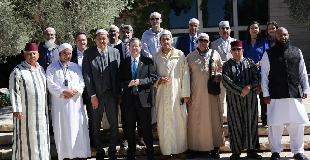 Le président israélien Isaac Herzog (quatrième à gauche) rencontre l'imam néerlandais Youssef Msibih (cinquième à gauche) et d'autres imams à Jérusalem le 7 juillet 2025