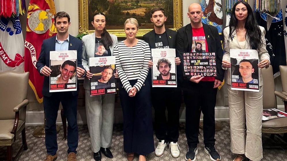 White House Former Hamas hostages pose with White House Press Secretary Karoline Leavitt