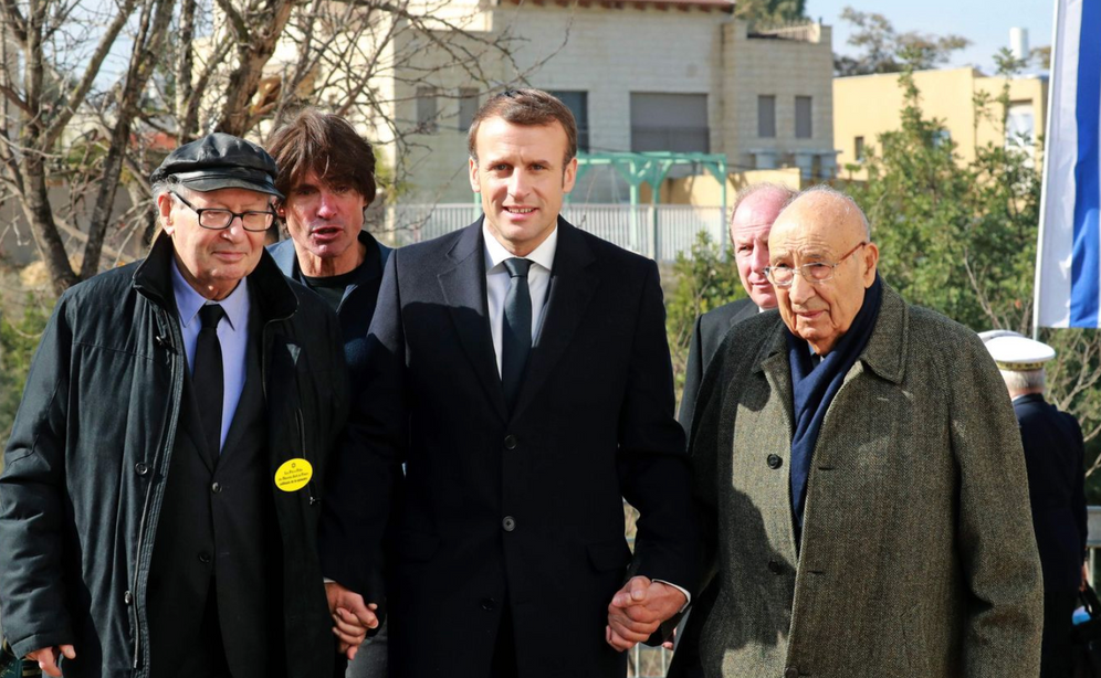 Emmanuel Macron avec l'ancien chasseur de nazis, Serge Klarsfeld, et le survivant de la Shoah, Raphael Esrail à Jérusalem, le 23 janvier 2020.
