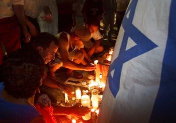 נרות הזיכרון שהודלקו יממה לאחר הפיגוע בדולפינריום