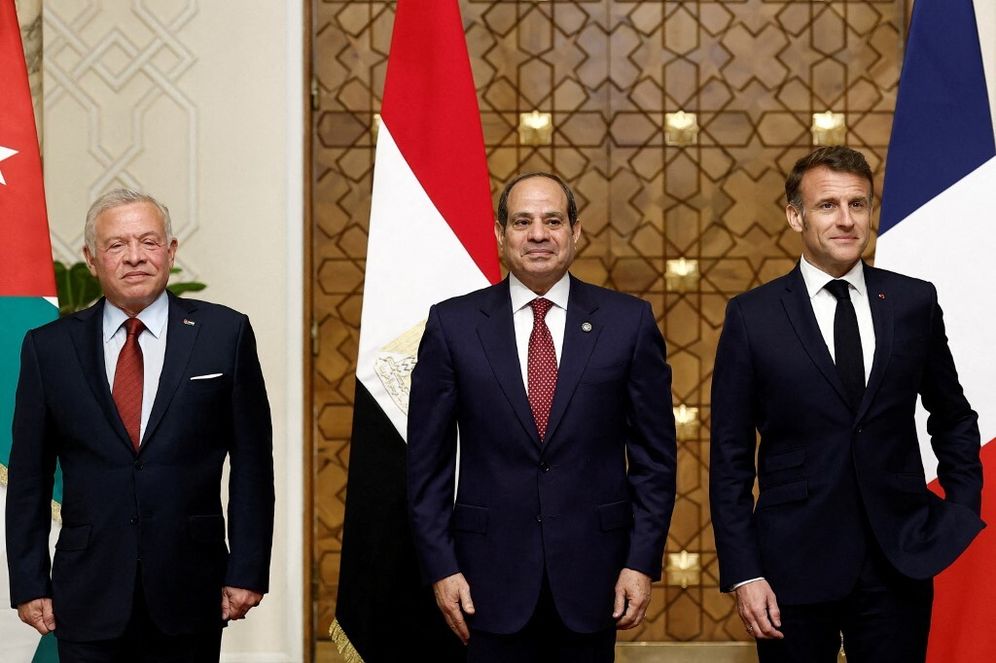 Le roi Abdallah II de Jordanie, Abdel Fattah al-Sissi et Emmanuel Macron lors d'un sommet trilatéral consacré à la situation à Gaza, au Caire, le 7 avril 2025. 