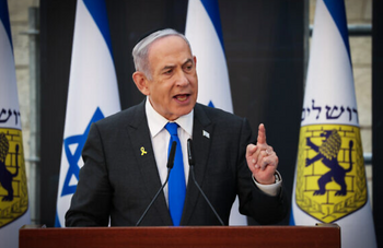 Benjamin Netanyahou s'exprime lors d'une cérémonie à la veille de la Journée de commémoration des soldats israéliens tombés au combat et des victimes de la terreur, à Yad Labanim à Jérusalem, le 12 mai 2024
