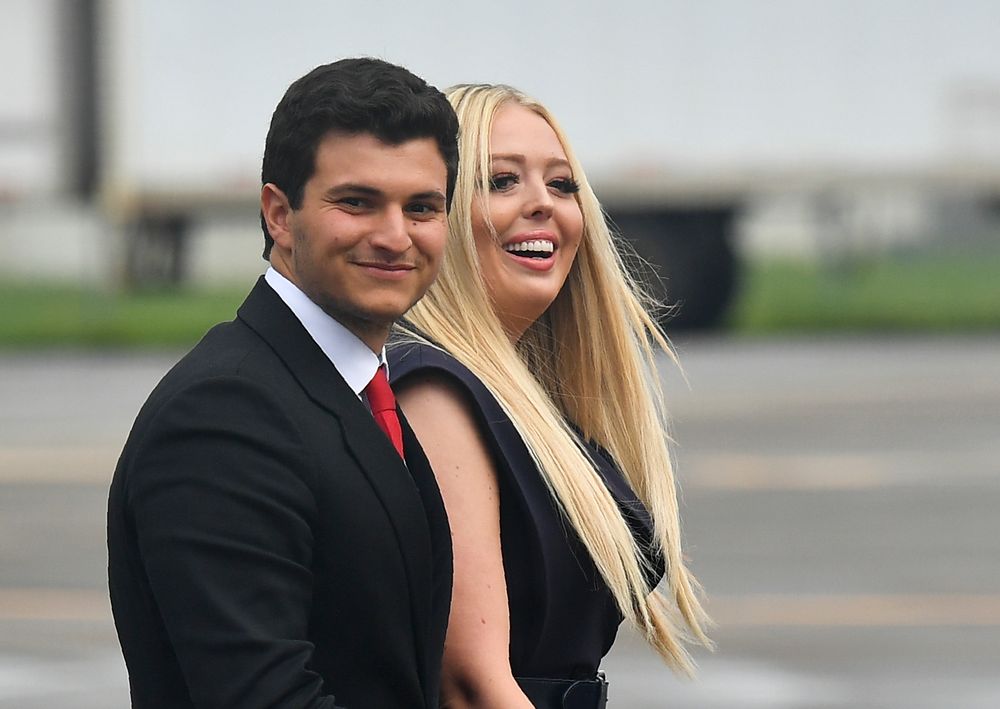 Michael Boulos et Tiffany Trump attendent l'arrivée du président américain Donald Trump et de la première dame Melania Trump à l'aéroport international d'Orlando, en Floride, le 18 juin 2019