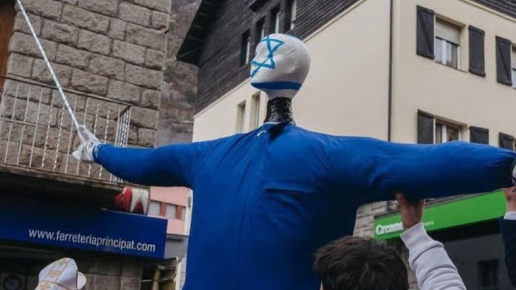 Mise à mort symbolique d’une effigie aux couleurs d’Israël lors du carnaval d'Andorre