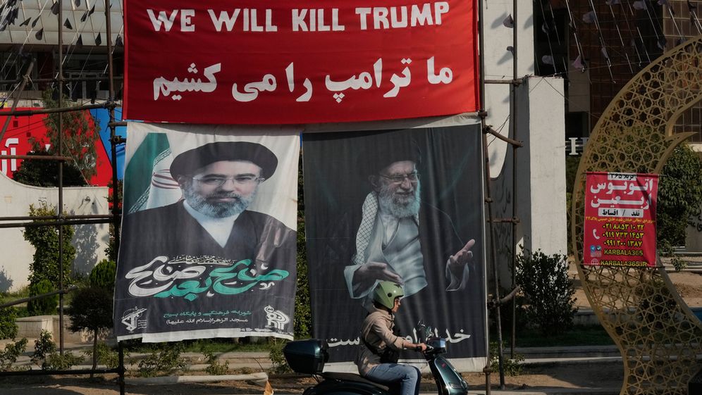 Banderole avec l'inscription en anglais et en farsi, "Nous tuerons Trump", à Téhéran, Iran

