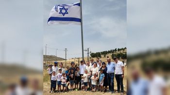 אופיר אנגלסמן, שנפצע קשה בפיגוע דריסה, עם משפחתו