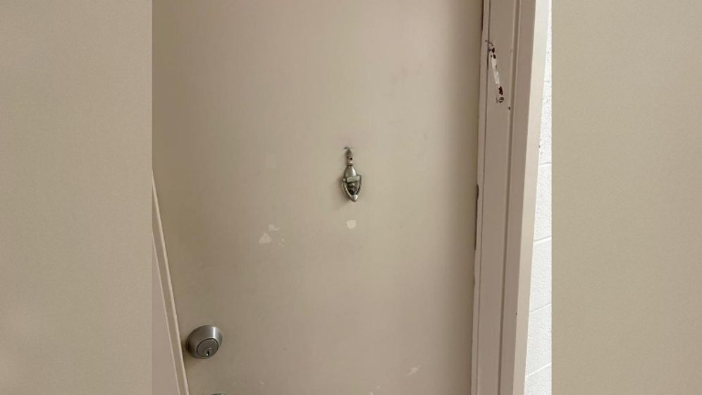 מזוזה שהוסרה מדירה בבניין בטורנטו