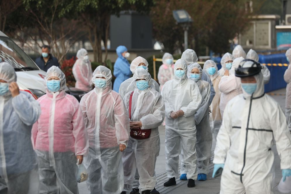 STR via AFP Des patients rétablis du coronavirus COVID-19 portent des vêtements de protection pour être testés à nouveau dans un hôpital de Wuhan, dans la province centrale du Hubei en Chine, le 14 mars 2020