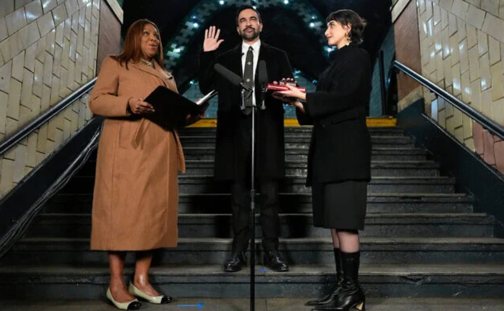 La procureure générale de New York, Letitia James, à gauche, fait prêter serment au maire élu Zohran Mamdani, au centre, sous le regard de son épouse Rama Duwaji, le 1er janvier 2026, à New York. 
