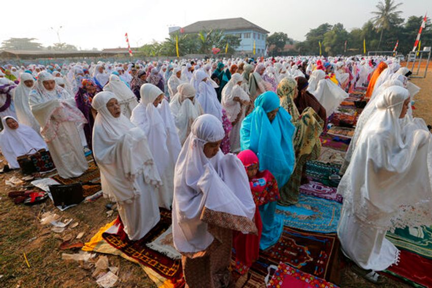 إندونيسيا الجلد العلني لامرأة ارتكبت " اختلف برجل في غرفة بفندق" I24news