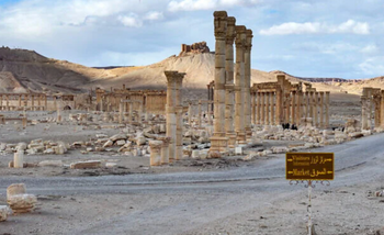 Cette vue aérienne montre une partie détruite de la Grande Colonnade (Decumanus Maximus) et, à proximité, le château Fakhr al-Din al-Maani (château de Tadmur) construit par les Mamelouks au XIIIe siècle, qui la surplombe, dans les ruines antiques de Palmyre, dans le centre de la Syrie, le 7 février 2025.