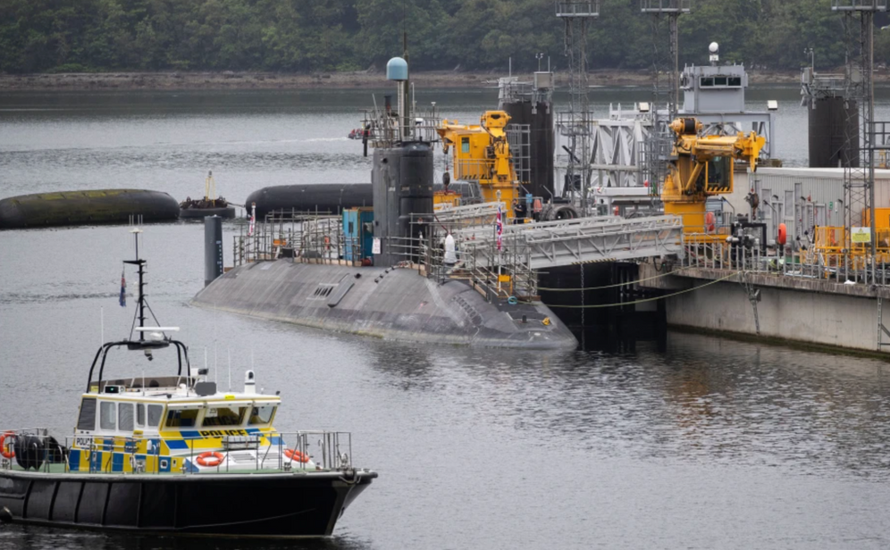 Jane Barlow/PA via AP L’un des sous-marins nucléaires de la classe Vanguard en cale sèche à la base navale HM Clyde, siège du service des sous-marins britanniques à Faslane, dans l’Argyll and Bute, en Écosse, le 5 juillet 2019.